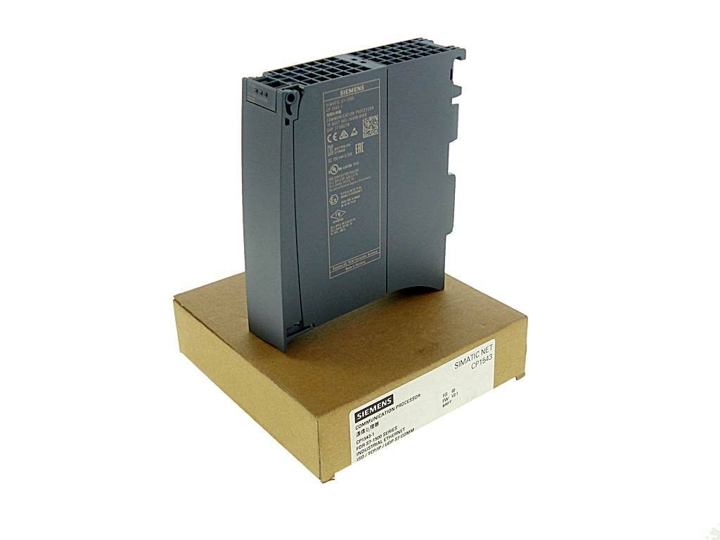 Industrielles Siemens-Elektronikmodul, das auf seiner Kartonage vor weißem Hintergrund steht.