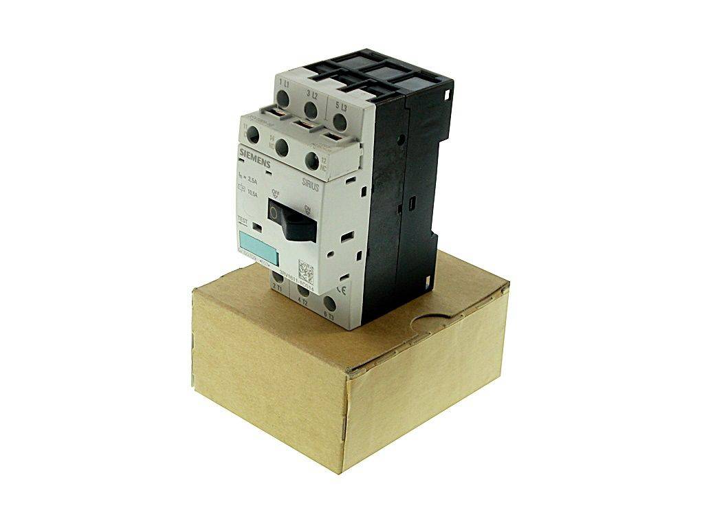 Ein elektrischer Schütz sitzt auf einem Karton vor weißem Hintergrund.