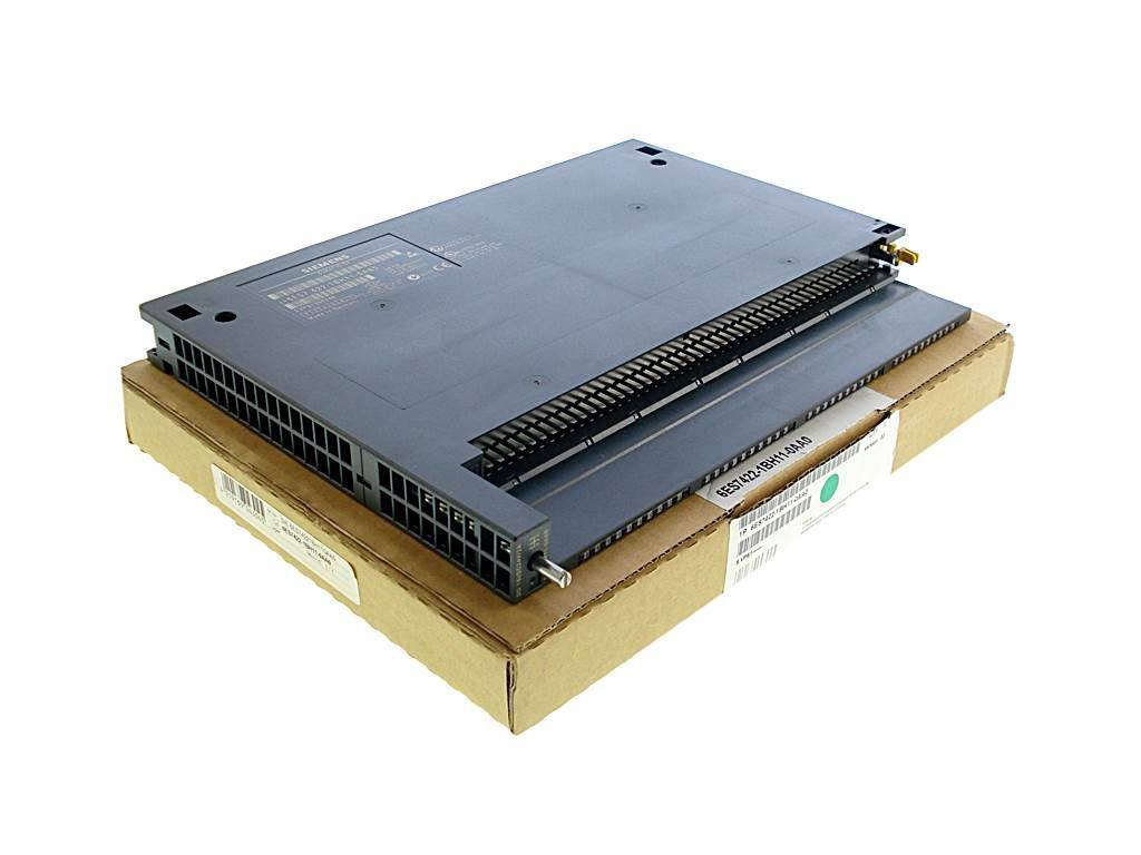 Ein schwarzes elektronisches Rackmodul, das auf einem Karton ruht, gezeigt in einer produktstilisierten Fotografie.