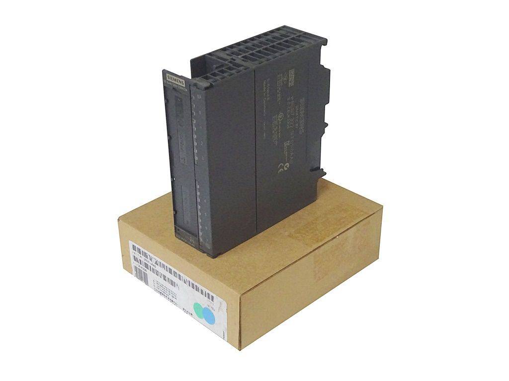 Schwarzes industrielles elektronisches Modul, das auf einem Kartonkasten steht, als Produktfoto auf einfachem weißem Hintergrund dargestellt.