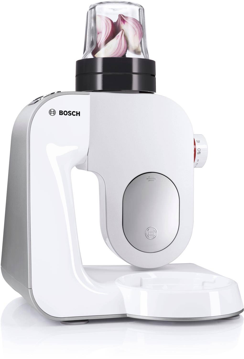 Bosch-Küchengerät für die Arbeitsplatte mit einem durchsichtigen Behälter mit geschnittenen Zwiebeln oben und weißer Basis unten, vor neutralem Hintergrund dargestellt.