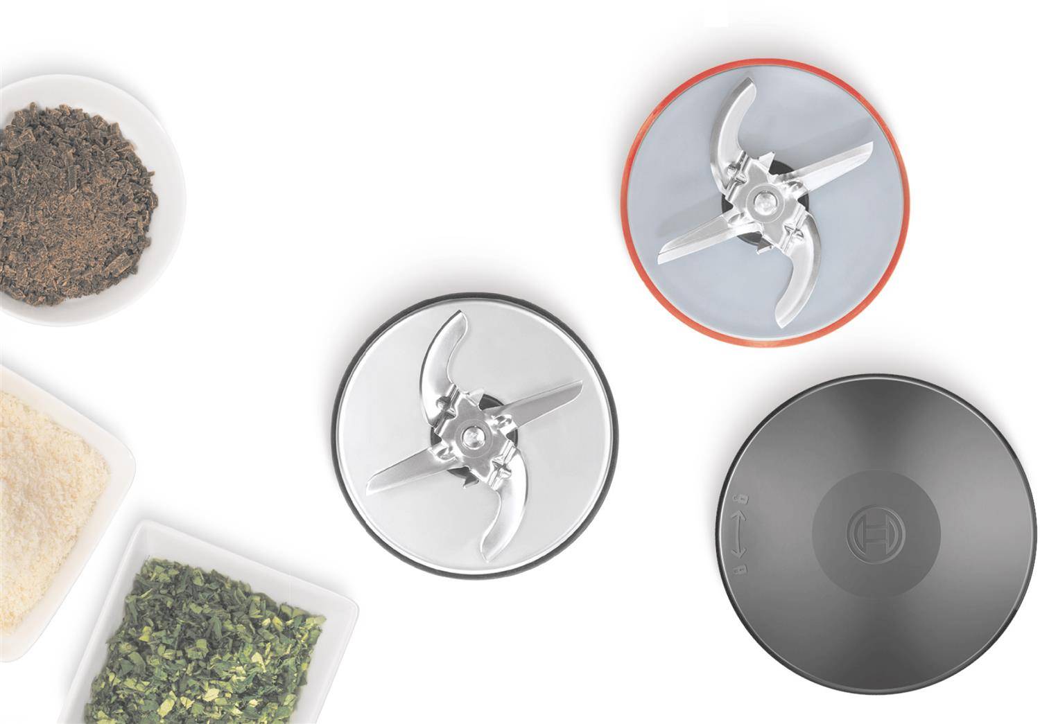 Drei Blender-Messereinheiten, gezeigt mit Zutatenschüsseln, vergleichen unterschiedliche Messerdesigns und eine schwarze Deckel- oder Basiskomponente.