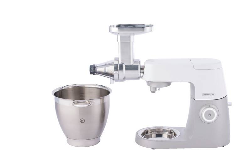 Ein weißer Standmixer mit einer Metallschüssel und angefügtem Pastamaschinen-Aufsatz auf einfachem Hintergrund gezeigt.