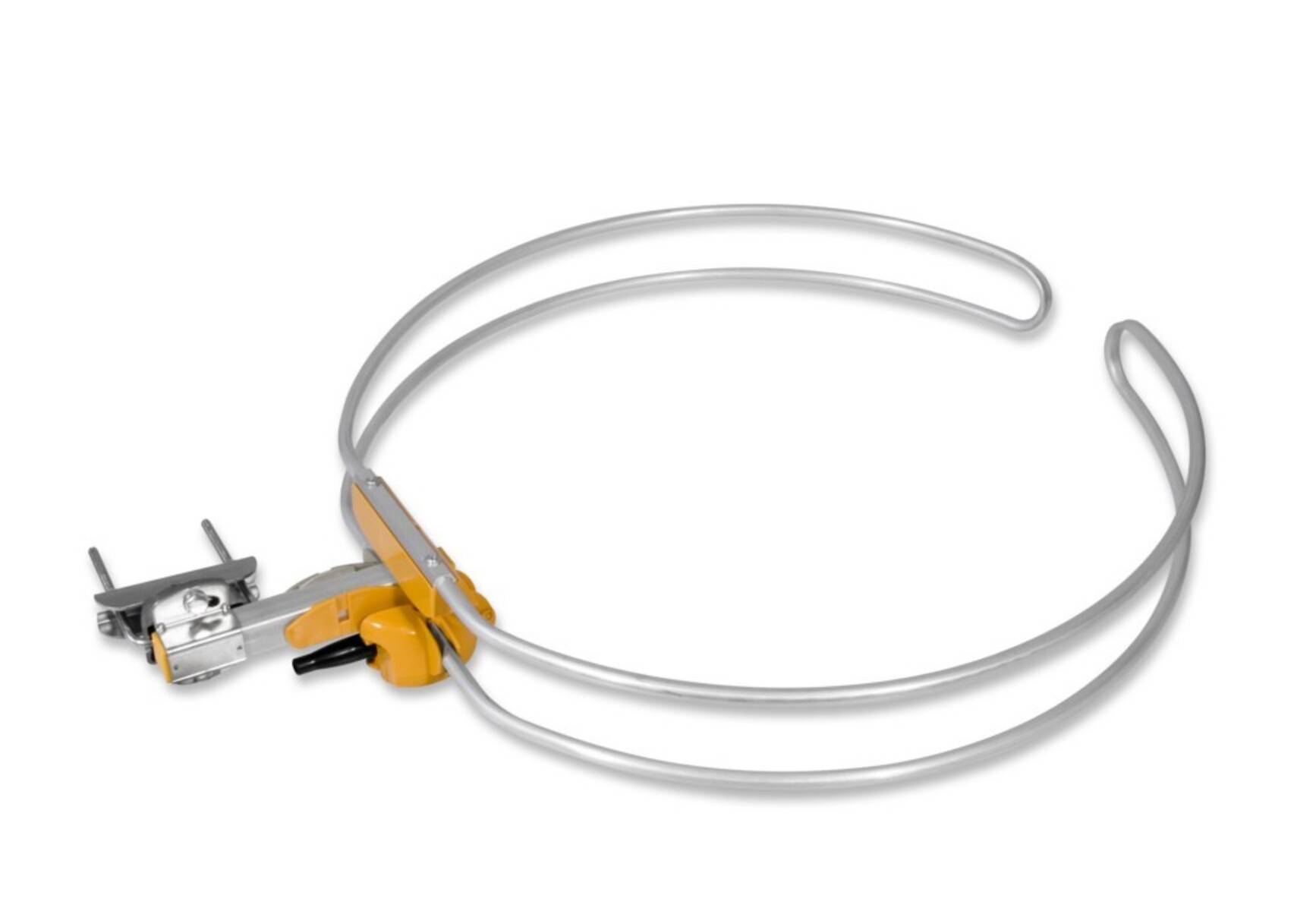 Nahaufnahme eines gelben und silbernen kreisförmigen Handwerkzeugs mit einem gebogenen Metallrohr oder Kabel, isoliert auf weißem Hintergrund.