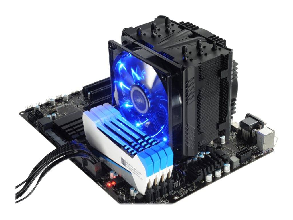 Computerplatine mit großem CPU-Kühler und blauem LED-Lüfter, die durch Kabel verbunden sind