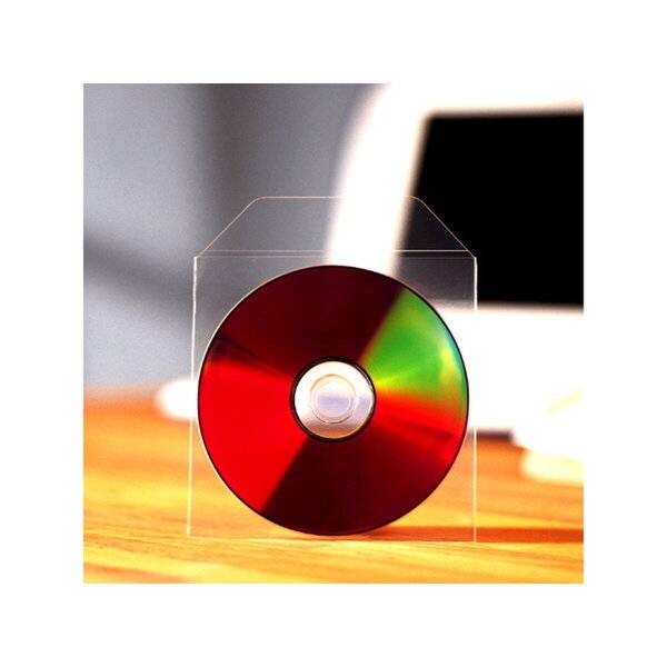 Eine glänzende rote CD oder DVD in einem klaren Kunststoffgehäuse auf einer Holzoberfläche, mit einem unscharfen Computermonitor im Hintergrund.