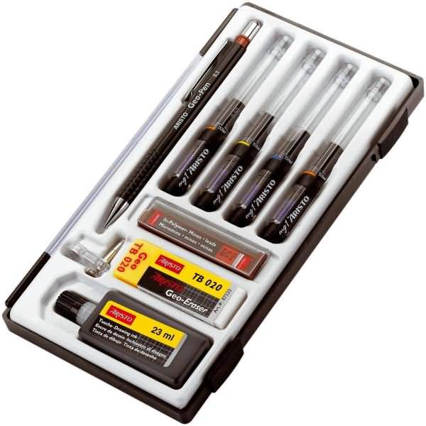 Ein Zeichenwerkzeugsatz in einem weißen Etui, bestehend aus einem Druckbleistift, vier Stiften, Radiergummi-Nachfüllungen und einer Flasche schwarze Tinte.