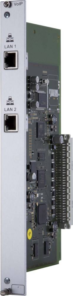 Ein Nahaufnahmebild einer Computerplatine mit einem Ethernet-Anschluss, Kondensatoren und Mikrochips, die elektronische Komponenten veranschaulicht.