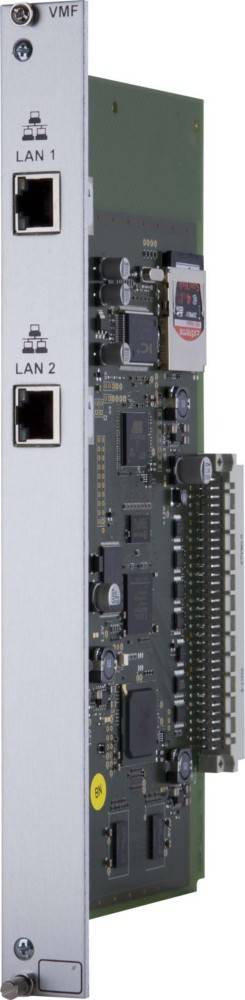 Eine Nahaufnahme einer Computer-Leiterplatte mit Reihen von elektronischen Bauteilen, einem Ethernet-Anschluss und Kondensatoren an der Seite.