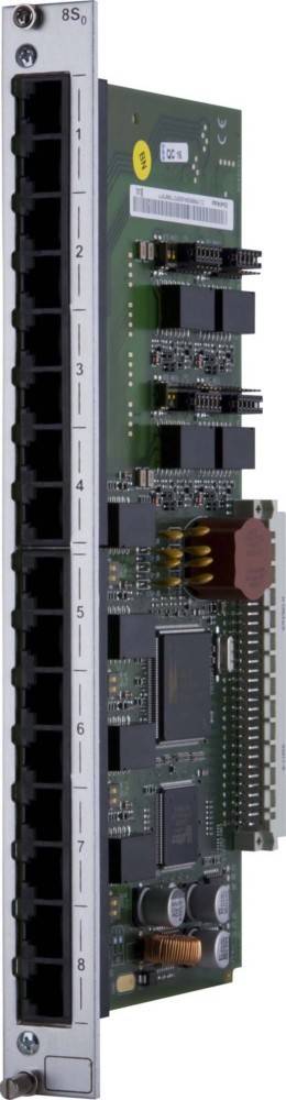 Nahaufnahme einer Leiterplatte mit mehreren integrierten Schaltkreisen und beschrifteten Ethernet-Anschlüssen.