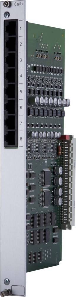 Nahaufnahme einer elektronischen Leiterplatte mit verschiedenen Komponenten wie Kondensatoren, Widerständen und Ethernet-Anschlüssen, die mit den Nummern 7 und 8 gekennzeichnet sind.