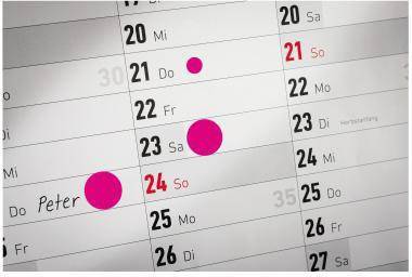 Nahaufnahme einer Kalenderseite mit den Daten 20 bis 27, mit drei rosa kreisförmigen Markierungen, die bestimmte Tage hervorheben, einschließlich der 23. und 24.