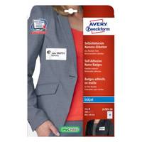Avery Zweckform selbstklebende Namensschild-Etiketten Packung, gezeigt an einer Frau, die ein Sakko trägt, mit einem Musteretikett angebracht.
