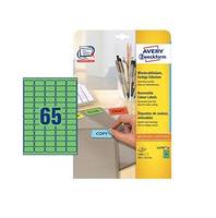 Ein Paket Avery-Adressetiketten, das ein Blatt mit 65 Etiketten zeigt, und eine Hand, die ein Etikett auf einem Aktenordner neben Büromaterialien anbringt.