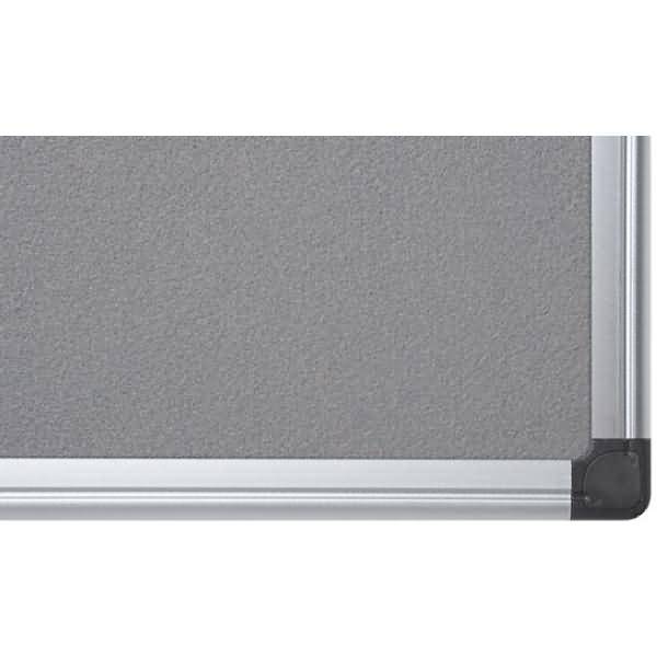 Nahaufnahme einer Ecke einer grauen Filzmerkbrett mit silbernem Aluminiumen Rahmen und schwarzer Kunststoffeckenkappe.