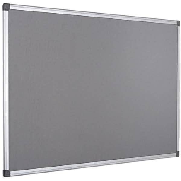 Großes leeres graues Bulletin-Board mit Metallrahmen und Eckenkappen, in einem Winkel auf weißem Hintergrund angezeigt.
