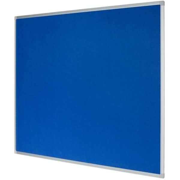 Blaue Stoffpinnwand mit silbernem Rahmen, leer auf weißem Hintergrund dargestellt.