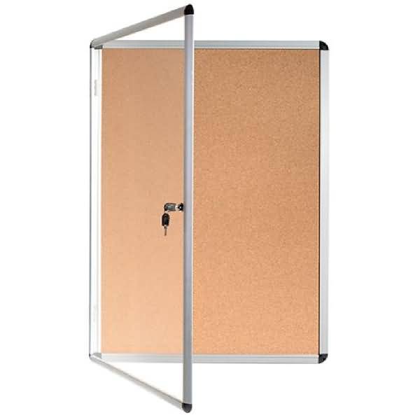 Verschließbares wandmontiertes Anschlagbrett mit Korkrückseite und angelscharnierter Glas- oder transparenter Paneeltür, geschlossen und frontal abgebildet.
