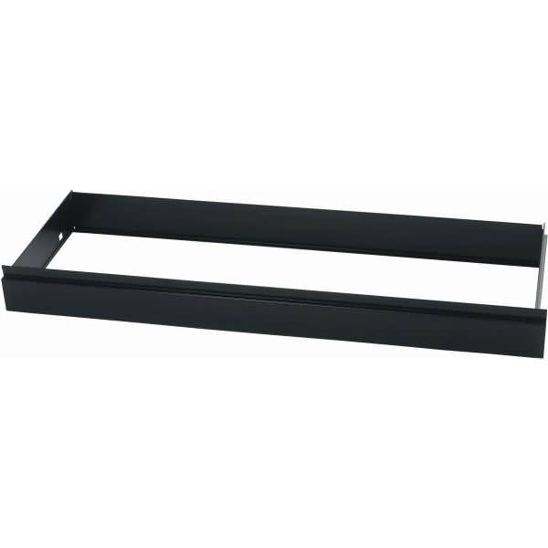 Schwarzes rechteckiges Metallblett-Rahmen oder flache Schachtel auf weißem Hintergrund.