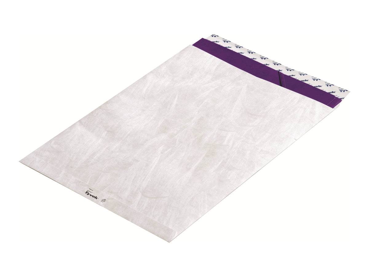 Weiße gepolsterte Versandtasche mit violettem Klebestreifen und gemustertem Verschlussdeckel auf neutralem Hintergrund.