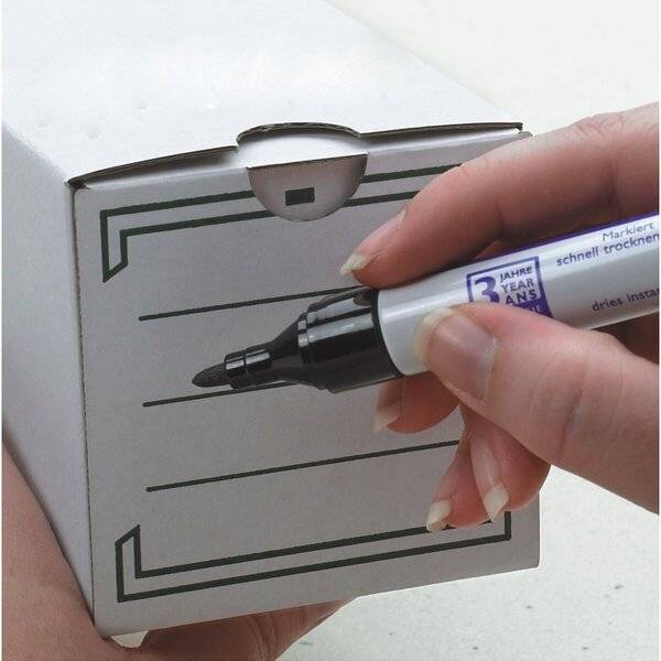 Hand hält einen schwarzen Marker über eine weiße Beschriftungsbox und ist bereit, auf der Frontplatte zu schreiben.