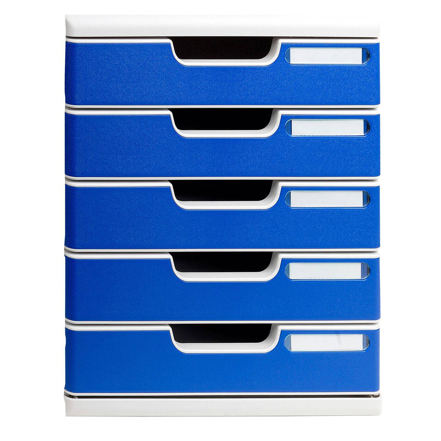 Stapel aus fünf blauen Kunststoff-Aufbewahrungsschubladen mit silbernen Griffen und Etikettenplätzen, Vorderansicht auf weißem Hintergrund.