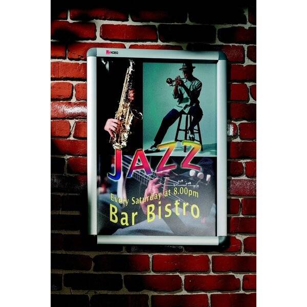 Ein gerahmtes Plakat an einer Backsteinmauer bewirbt Jazz im „Bar Bistro