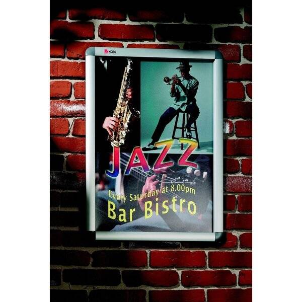 Jazzplakat an einer Backsteinmauer mit Silhouetten eines Saxophon- und Trompetenspielers, mit dem Text „Jeden Samstag um 20:00 Uhr