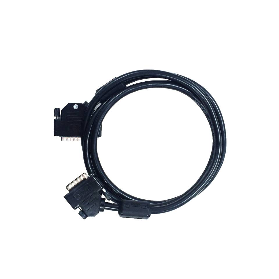 Schwarzes aufgerolltes Kabel mit zwei Steckerenden auf weißem Hintergrund.