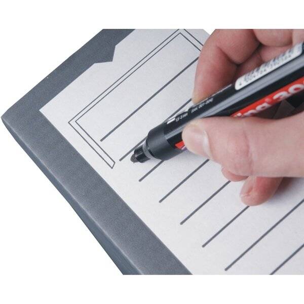 Nahaufnahme einer Hand, die mit einem schwarzen Marker auf einem Formular mit Linien schreibt.