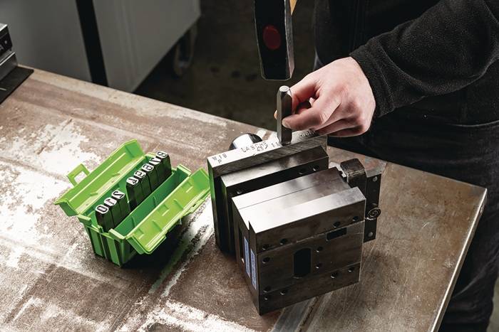 Schlagzahlensatz 330 9-tlg.Zahlen 0-9 Schrift-H.2mm in Ku.-Box KUKKO