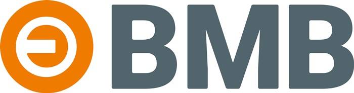 Das Bild zeigt ein stilisiertes 'B' und 'M' in großen, fetten Buchstaben vor einem einfarbigen Hintergrund, möglicherweise als Teil eines Logos oder einer Markenidentität.