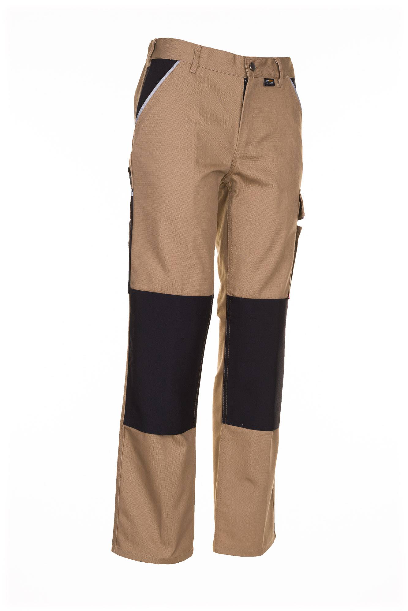 Beige Wanderhosen mit schwarzen Kniekissen und Seitentaschen-Akzenten, isoliert auf weißem Hintergrund dargestellt.