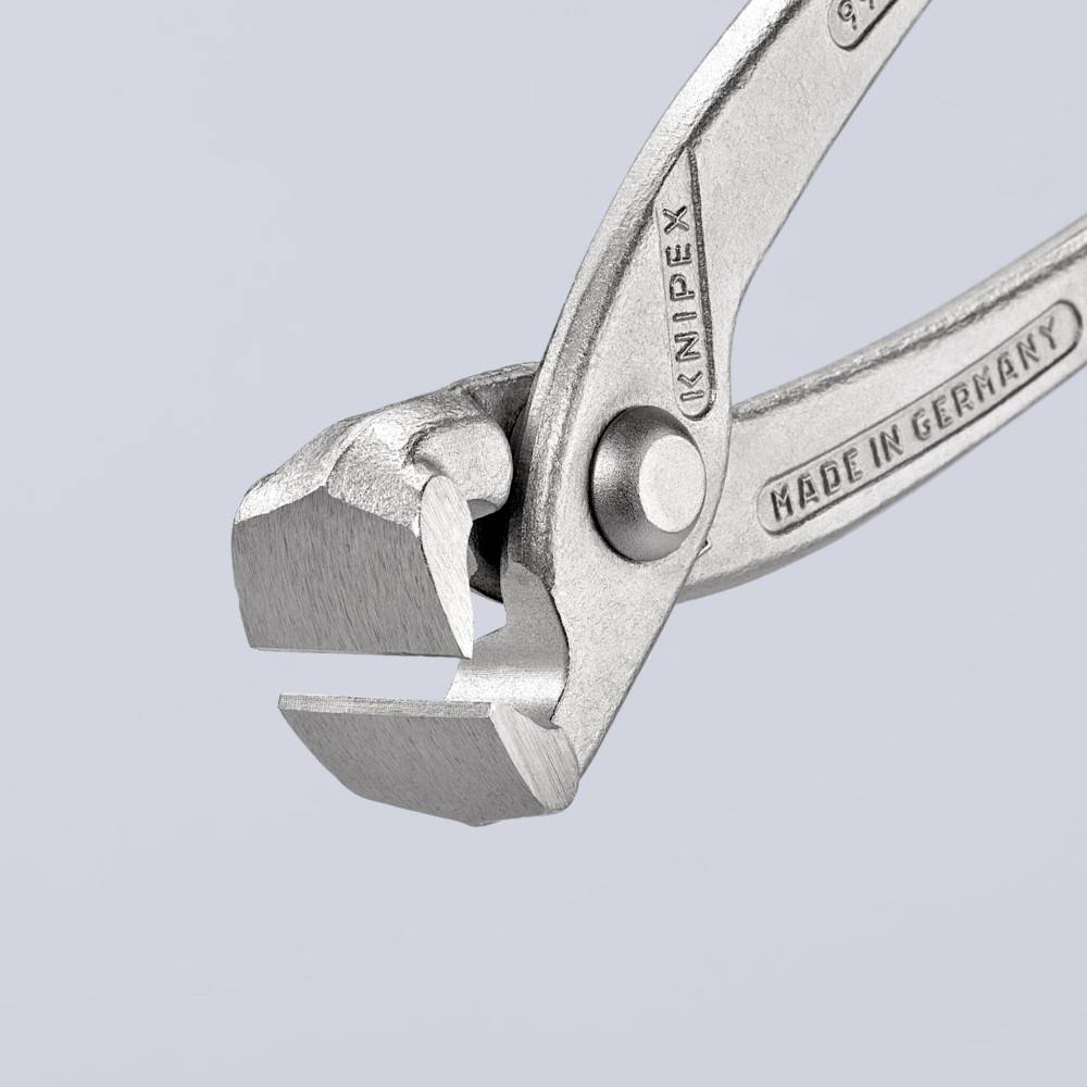 Nahaufnahme von Metallschneidezangen mit scharfen Backen, beschriftet mit 'Knipex' und 'Made in Germany'.