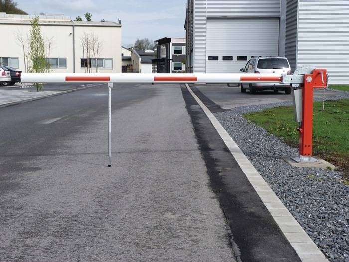 Wegesperre 4500mm m.Gasdruckfeder Alu weiß m.roten Streifen CRONENBERG OH
