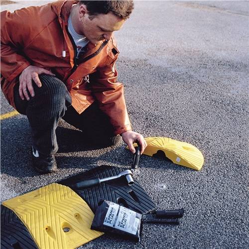 Fahrbahnschwellen f. Gschw. 10 km/h B.-Dübel (Pack à 4 Stück)