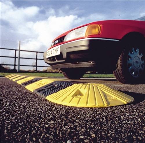 Fahrbahnschwellen f. Gschw. 10 km/h B.-Dübel (Pack à 4 Stück)