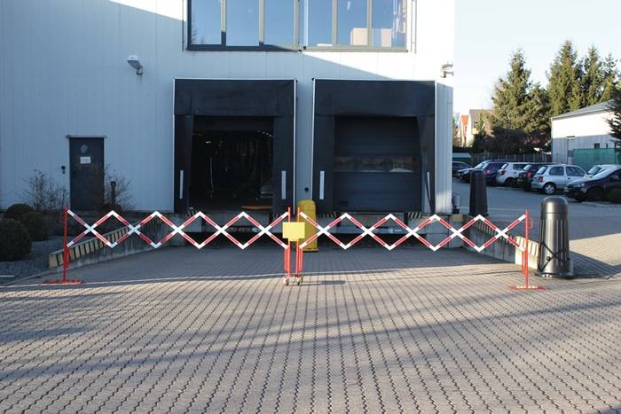 Scherengitter L2x8000xH1000mm m.Standfuß u.Rollenfüßen rot/weiß