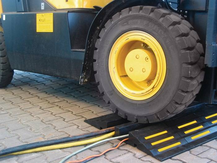 Schlauch- u.Kabelbrücke L300xB830xH90mm Vollgummi gelb