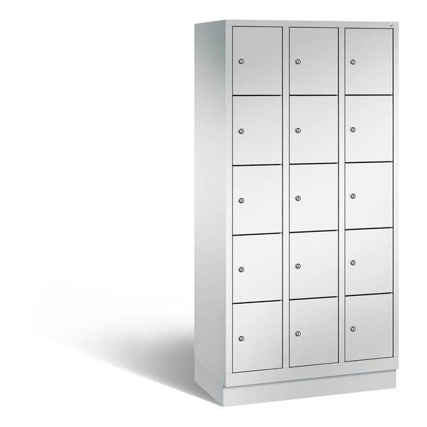 Weißer Metallspindschrank mit 15 kleinen Einzeltüren zum Lagern von persönlichen Gegenständen oder Post.