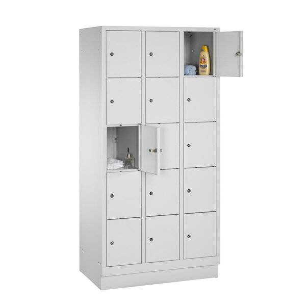Grauer Metall-Lagerschrank mit mehreren kleinen Türen, zwei offene Fächer zeigen Reinigungsmittel und gefaltete Handtücher.