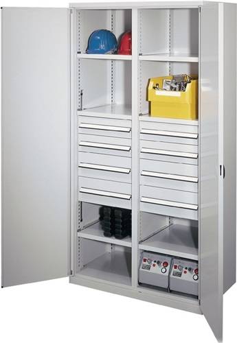 Offener Metalllagerschrank mit zwei Türen, Regalen, vielen Schubladen, Schutzhelmen auf dem obersten Regal, gelbem Behälter und Steuergeräten am unteren Ende.