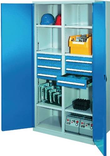 Offener blauer Metalllagerschrank mit Regalen, Schubladen, Schutzhelmen, einem gelben Teilebehälter, Werkzeugen und elektrischer Ausrüstung im Inneren.