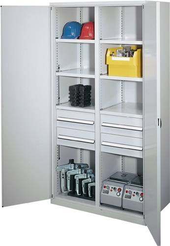 Offener grauer Metalllagerschrank mit Regalen und Schubladen, der Schutzhelme, Werkzeuge, gestapelte Teile und elektrische Ausrüstung enthält.