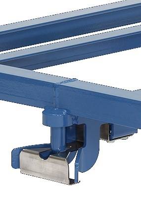 Blaue Stahlschienenanlage mit einer unterhalb der Balkenenden montierten Metallrolle oder Führungsblock, in Nahaufnahme auf weißem Hintergrund dargestellt.