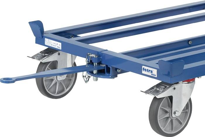 Blauer Metallplattformwagen mit vier grauen Lenkrollen und einem Zuggriff, gezeigt auf weißem Hintergrund.