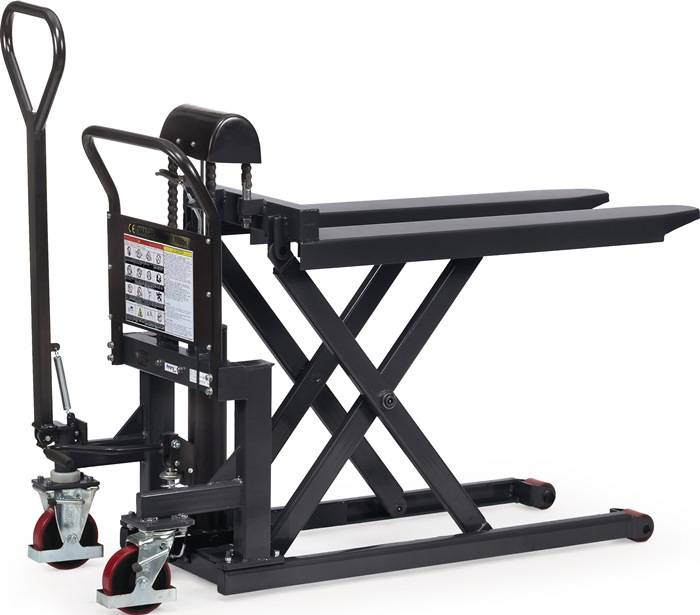 Manuelle Scherenhubwagen-Hubtisch mit langen Gabelzinken und Handpumpenhebel auf weißem Hintergrund.