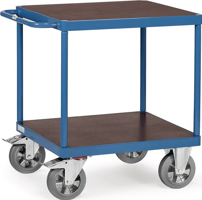 Blauer fahrbarer Utilitätswagen mit zwei braunen Regalen und vier Lenkrollen, dargestellt vor weißem Hintergrund.