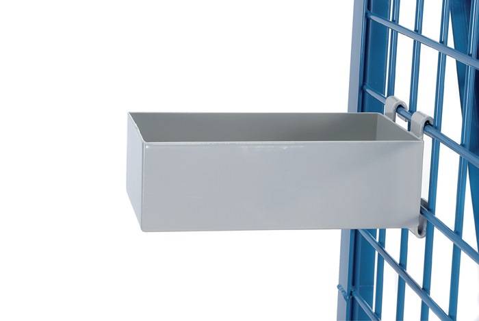 Grauer rechteckiger Metallschrank, der an einem blauen Drahtgestell montiert ist und sich gegen einen weißen Hintergrund nach außen erstreckt.