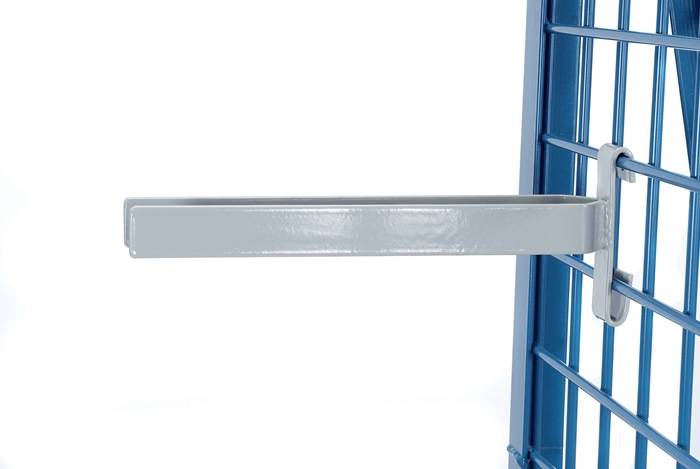 Blauer Metallwarenkorb von der Seite mit einem ausziehbaren grauen Tablett oder Regal, das am Rahmen befestigt ist.